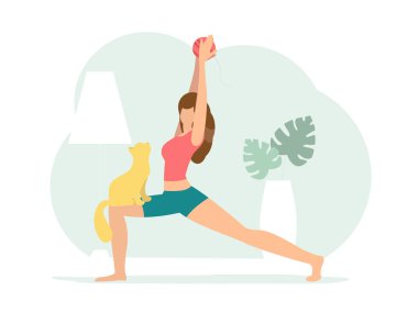 Hilal hamle poz. Kedi ile yoga yaparken kadın