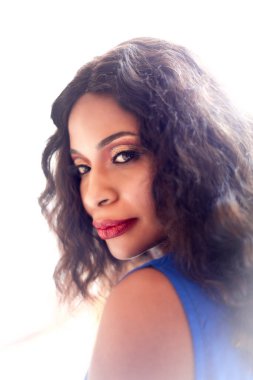 Mavi takım elbiseli Afrikalı güzel bir kız..