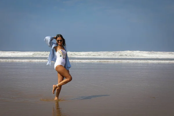 Flicka Stranden Baddräkt Och Hatt Atlanten Agadir Marocko — Stockfoto