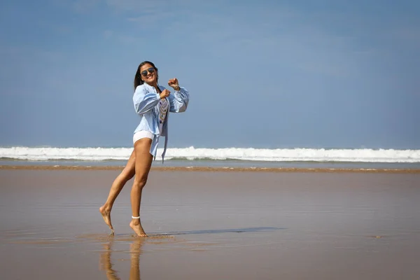 Dívka Pláži Plavkách Klobouku Atlantic Ocean Agadir Morocco — Stock fotografie