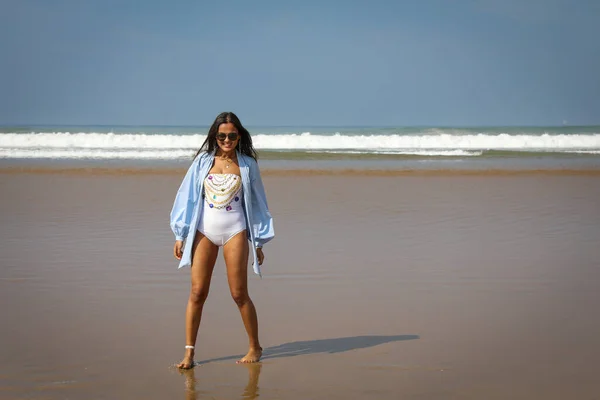 Flicka Stranden Baddräkt Och Hatt Atlanten Agadir Marocko — Stockfoto