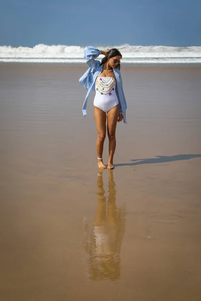 水着と帽子のビーチで女の子 大西洋 Agadir Morocco — ストック写真