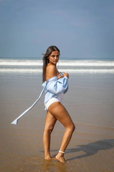 Menina Praia Maiô Chapéu Oceano Atlântico Agadir Marrocos — Fotografia de Stock