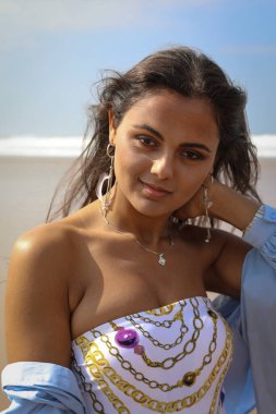 Plajda mayo ve şapkalı bir kız. Atlantik Okyanusu Agadir Fas.