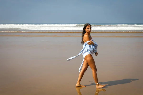 Chica Playa Traje Baño Sombrero Océano Atlántico Agadir Marruecos —  Fotos de Stock