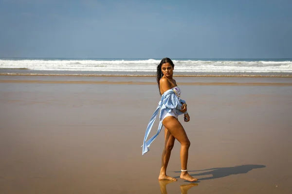 Dívka Pláži Plavkách Klobouku Atlantic Ocean Agadir Morocco — Stock fotografie