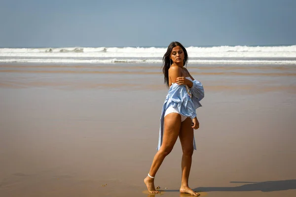 Chica Playa Traje Baño Sombrero Océano Atlántico Agadir Marruecos —  Fotos de Stock