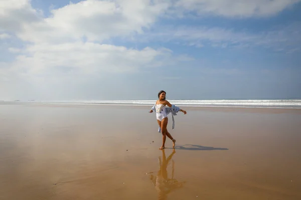 Dívka Pláži Plavkách Klobouku Atlantic Ocean Agadir Morocco — Stock fotografie