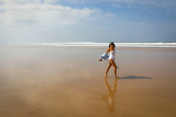 Ragazza Sulla Spiaggia Costume Bagno Cappello Oceano Atlantico Agadir Marocco — Foto Stock