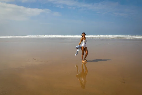 Dívka Pláži Plavkách Klobouku Atlantic Ocean Agadir Morocco — Stock fotografie