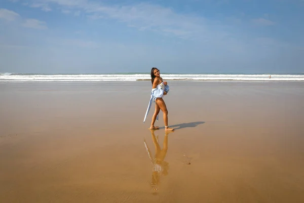 Dívka Pláži Plavkách Klobouku Atlantic Ocean Agadir Morocco — Stock fotografie