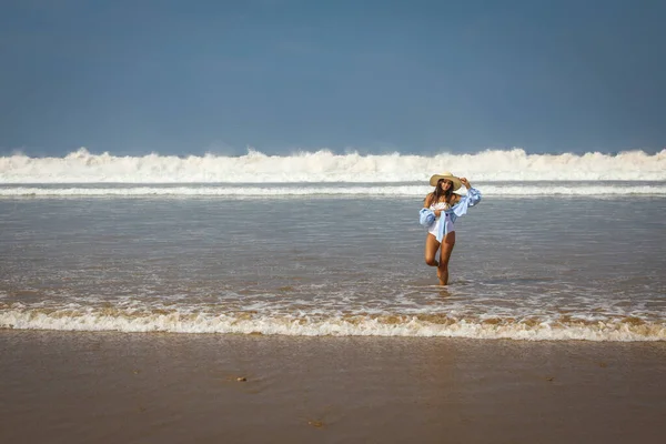 Ragazza Sulla Spiaggia Costume Bagno Cappello Oceano Atlantico Agadir Marocco — Foto Stock