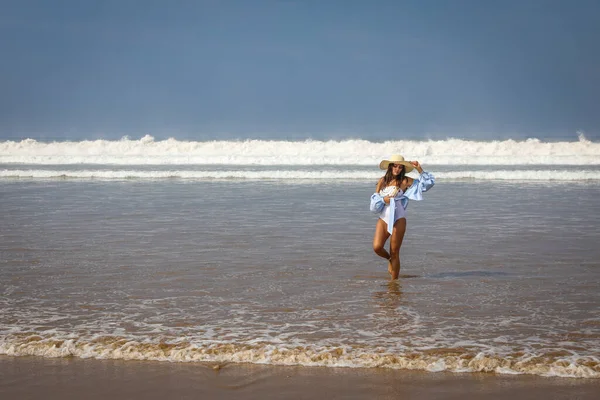 Ragazza Sulla Spiaggia Costume Bagno Cappello Oceano Atlantico Agadir Marocco — Foto Stock