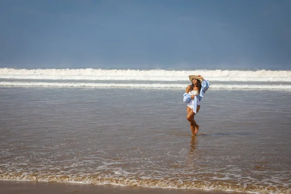 Chica Playa Traje Baño Sombrero Océano Atlántico Agadir Marruecos —  Fotos de Stock