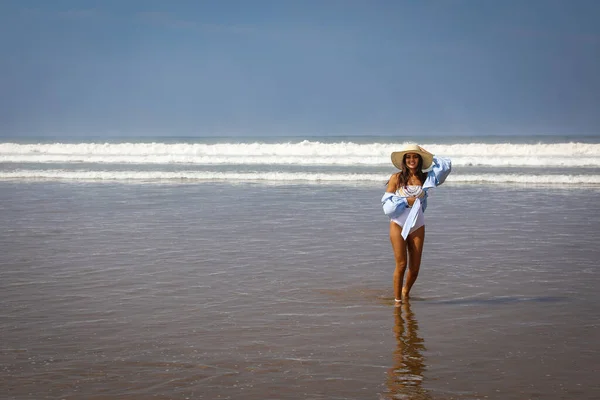 Dívka Pláži Plavkách Klobouku Atlantic Ocean Agadir Morocco — Stock fotografie