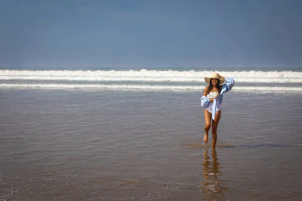 Chica Playa Traje Baño Sombrero Océano Atlántico Agadir Marruecos —  Fotos de Stock