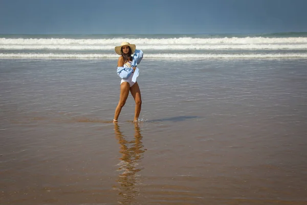 Дівчина Пляжі Купальнику Капелюсі Атлантичний Океан Агадір Марокко — стокове фото