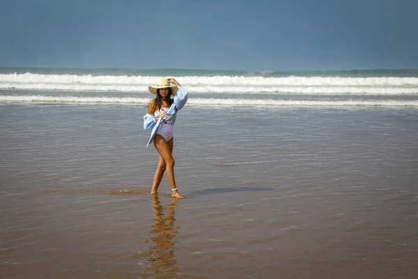 Chica Playa Traje Baño Sombrero Océano Atlántico Agadir Marruecos —  Fotos de Stock