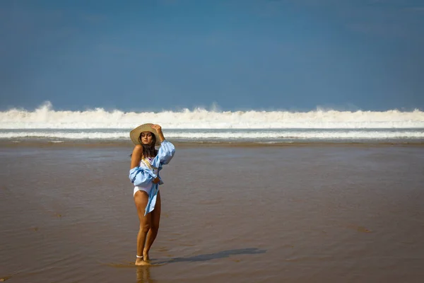 Dívka Pláži Plavkách Klobouku Atlantic Ocean Agadir Morocco — Stock fotografie