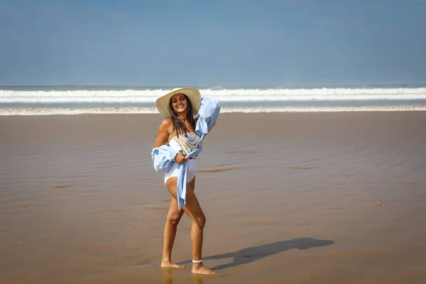 Dívka Pláži Plavkách Klobouku Atlantic Ocean Agadir Morocco — Stock fotografie