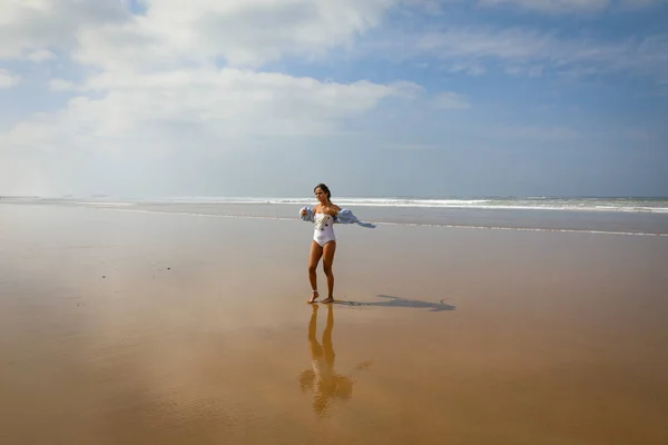 Ragazza Sulla Spiaggia Costume Bagno Cappello Oceano Atlantico Agadir Marocco — Foto Stock