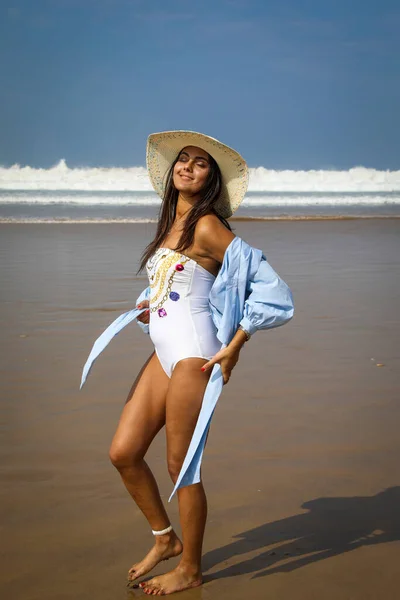 Chica Playa Traje Baño Sombrero Océano Atlántico Agadir Marruecos —  Fotos de Stock