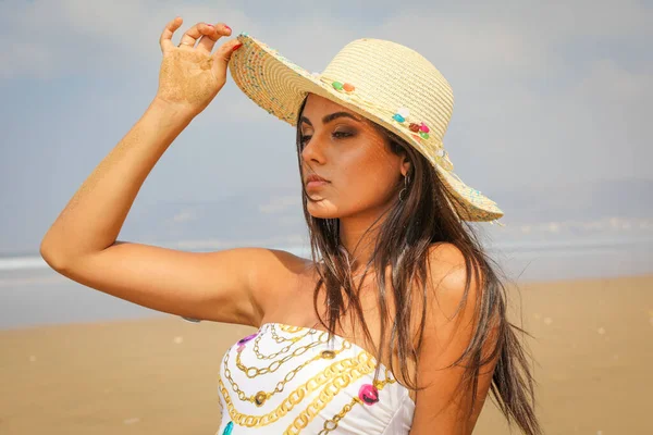 Ragazza Sulla Spiaggia Costume Bagno Cappello Oceano Atlantico Agadir Marocco — Foto Stock