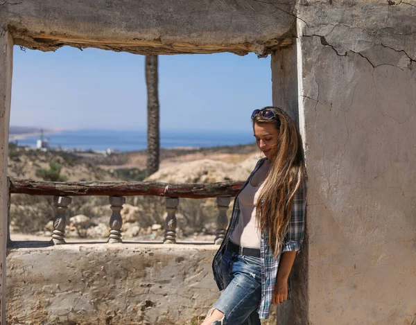 Hermosa Joven Con Pelo Largo Ruinas — Foto de Stock