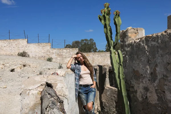 Hermosa Joven Con Pelo Largo Ruinas — Foto de Stock