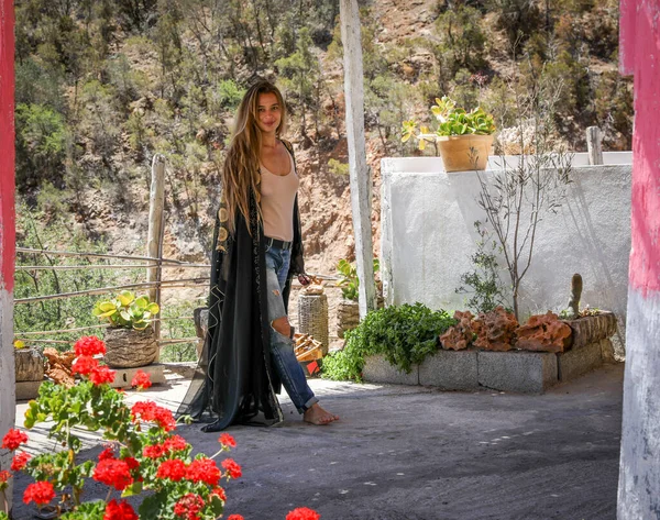 Una Chica Una Capa Árabe Naturaleza Paradise Valley Agadir Marruecos —  Fotos de Stock