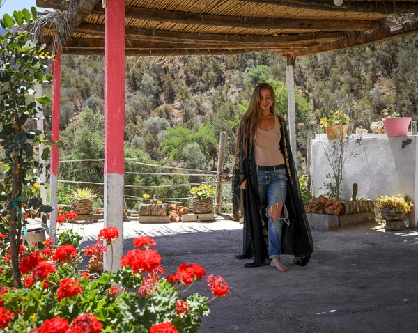 Doğada Arap Pelerinli Bir Kız Cennet Vadisi Agadir Fas — Stok fotoğraf