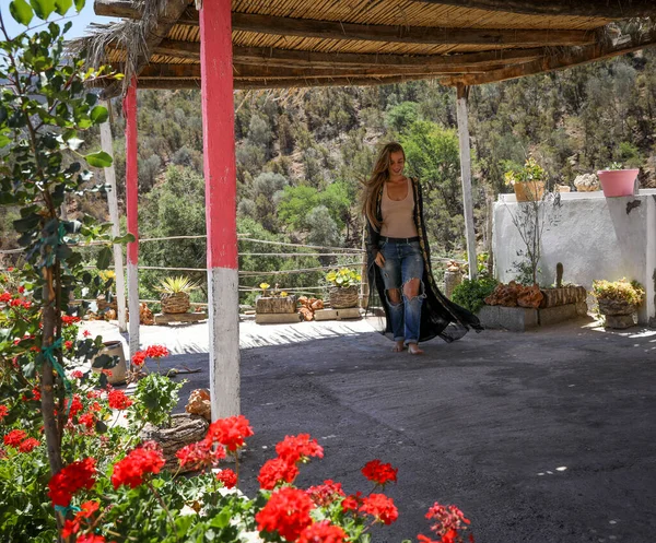 自然の中でアラビア語の岬の女の子 パラダイスバレー Agadir Morocco — ストック写真