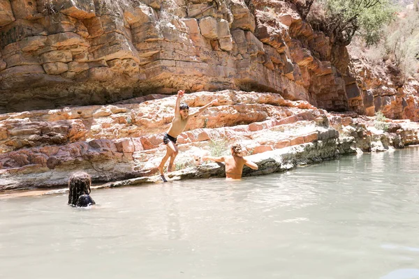 人々のグループは 湖で泳いでいる パラダイスバレー Agadir Morocco — ストック写真