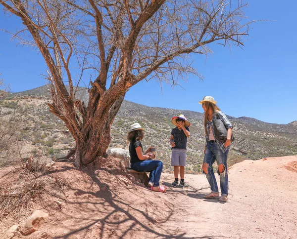 Flicka Med Tonåring Och Barn Vilar Vandring Paradise Valley Agadir — Stockfoto