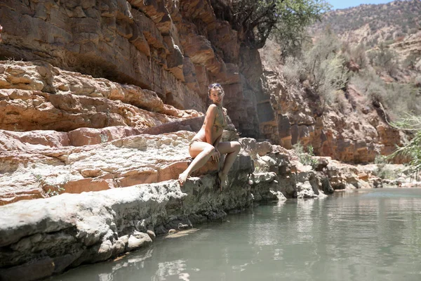 Una Chica Traje Baño Sienta Acantilado Junto Río Paradise Valley —  Fotos de Stock