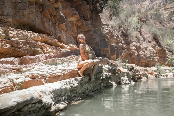 Una Chica Traje Baño Sienta Acantilado Junto Río Paradise Valley —  Fotos de Stock