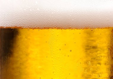 Partide bira köpüklü soğuk biralar bir bardağın üstünde ya da tebrik partisi ya da tatil, hafta sonu tatili, dinlenme zamanı. Taze bira dolduran bir adam. Bar ve Restoran Konseptinde Parti Zamanı.