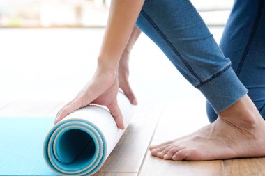Kadınlar yoga hasırı mavi rulo. Spor salonu.