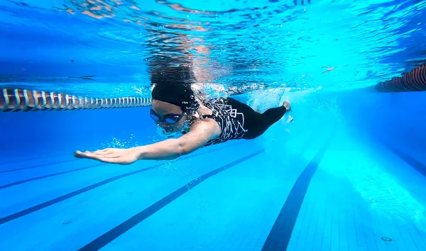 Žena Plavala Bazénu Potápěla — Stock fotografie
