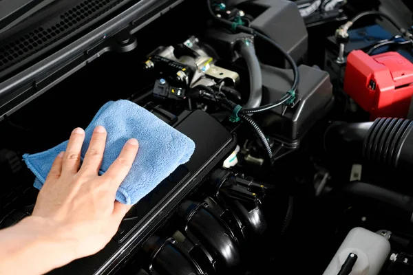 Mão Homem Segurando Pano Azul Cuidar Carro Manutenção Limpeza Sala — Fotografia de Stock