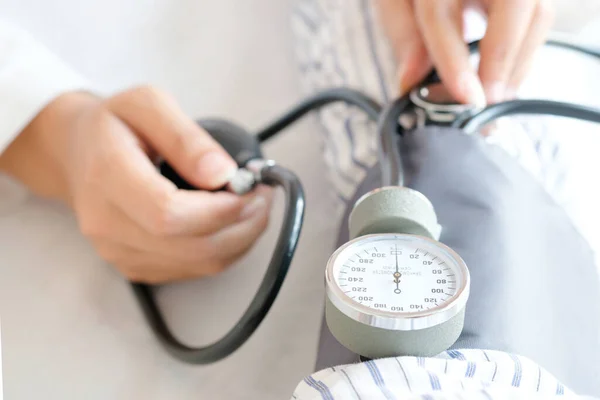 Ärztin Überprüft Blutdruckmessgerät Und Herzfrequenzmessgerät Gesundheitswesen Und Medizinisches Konzept — Stockfoto