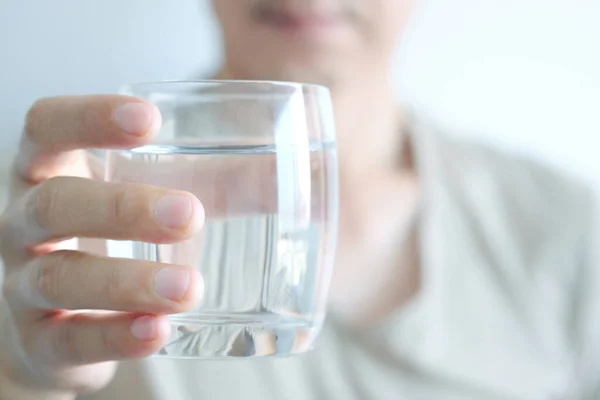 Por Mañana Mano Del Hombre Sosteniendo Vaso Agua Clara Para — Foto de Stock