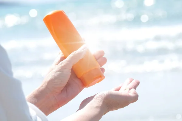 Mano Mujer Sosteniendo Protector Solar Playa Luz Muy Soleada Fondo — Foto de Stock