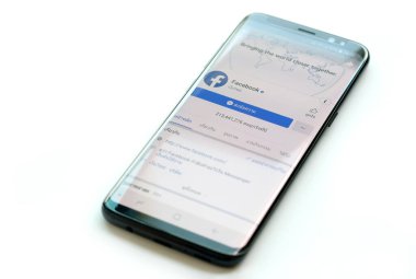5 Mart 2018 'de Bangkok, Tayland' lı gençler bilgisayarlı internet kullanıyor. Facebook sosyal ağ hizmeti. Dünyadan bilgi almak için internette dolaşıyor..