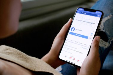 5 Mart 2018 'de Bangkok, Tayland' lı gençler bilgisayarlı internet kullanıyor. Facebook sosyal ağ hizmeti. Dünyadan bilgi almak için internette dolaşıyor..