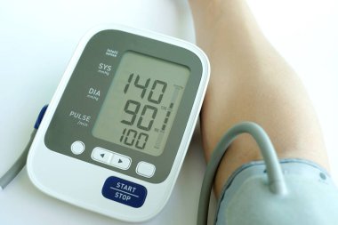 Kan basıncı monitörünü ve kalp atış hızı monitörünü dijital basınç göstergesiyle kontrol edin. Sağlık ve Tıp Konsepti