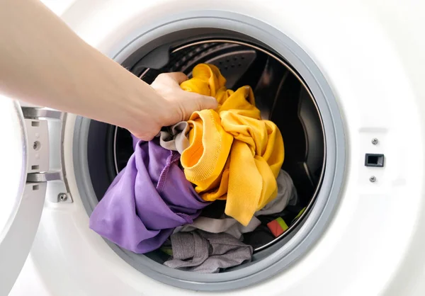 Çamaşır yıkama makinesini al. Temiz ve sağlıklı konseptler.