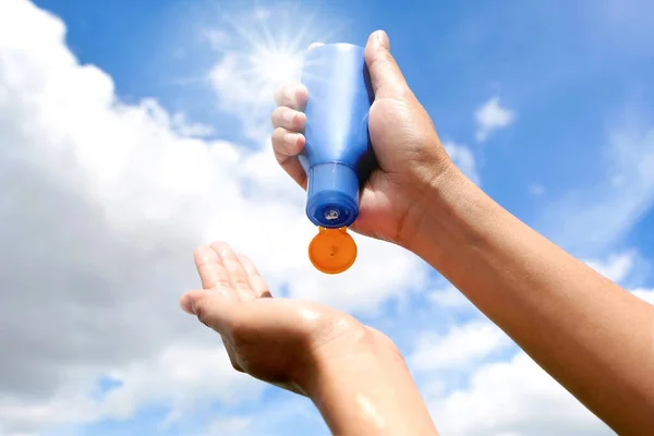 Mão Mulher Segurando Protetor Solar Muito Luz Sol Céu Fundo — Fotografia de Stock