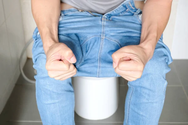 Mann Sitzt Der Toilettenschüssel Badezimmer Ist Sein Zuhause Unglücklich Über — Stockfoto