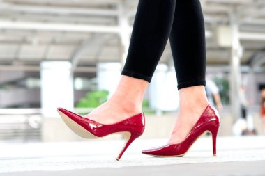 Kadın güzelliği kırmızı topuklu ayakkabılar giyer sokaklarda yürür.Güzellik ve sağlık kavramları